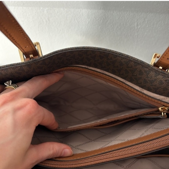 Michael Kors Jet Set Large Logo Pocket Tote Bag - Picture 15 of 16